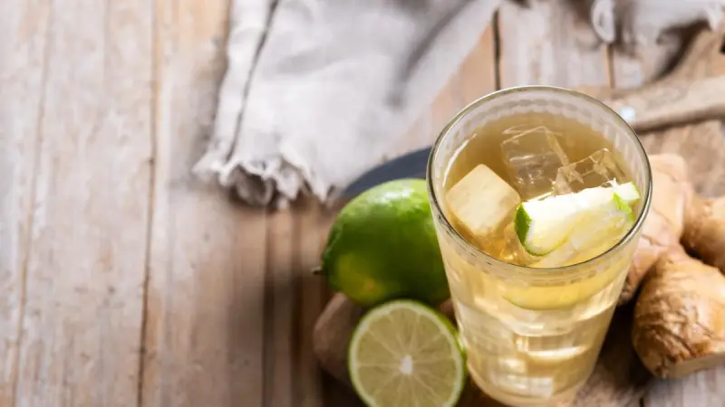 ¿Calor e inflamación? Así se prepara el agua de jengibre y limón para sentirte más ligera