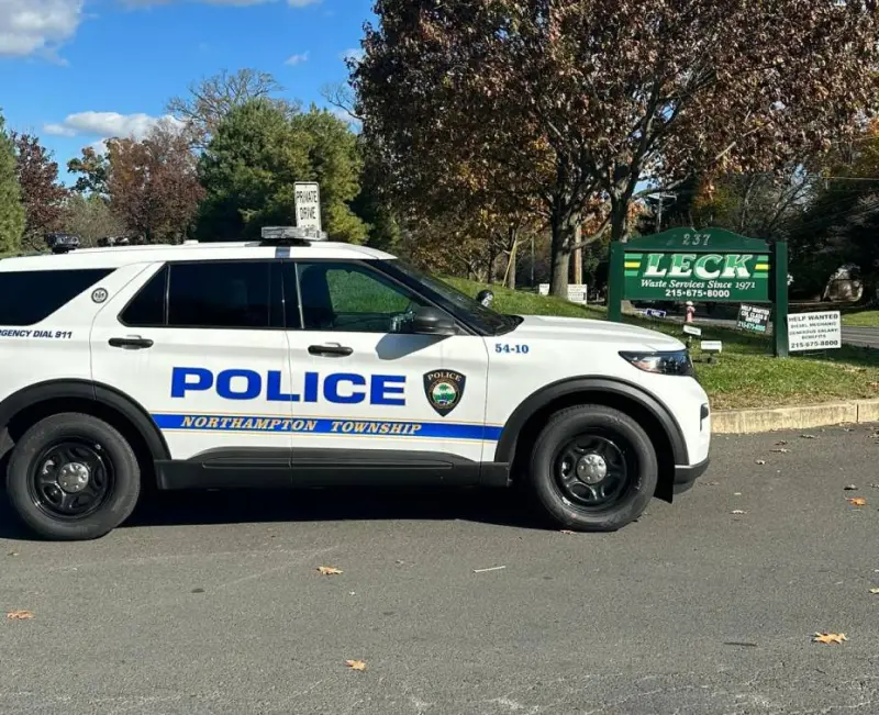 Detienen a policía de NJ por simular servicio militar para cobrar