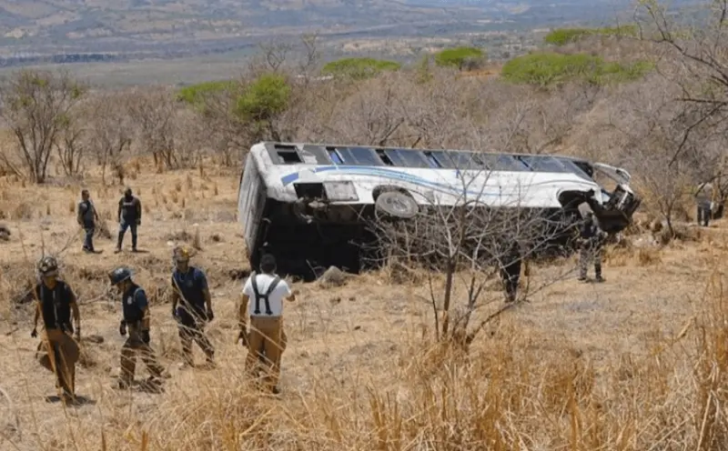 Camión turístico vuelca en Nayarit: al menos 11 personas muertas