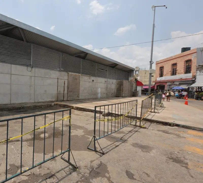 Retiran puestos semifijos de diversos giros en el Centro de Mérida