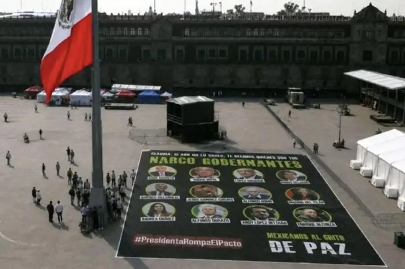 Activistas despliegan en el Zócalo segunda manta contra presuntos políticos de Morena ligados al narcotráfico