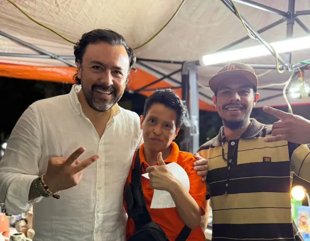 Conecta Gilberto Morelos con familias del tianguis de Villas del Pedregal