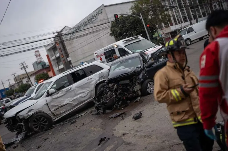 Accidente entre tres vehículos provoca caos vial en Zona Centro