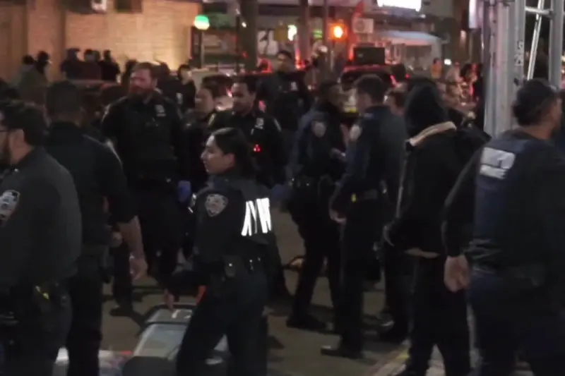 Enfrentan a la policía tras detención de ICE en un hospital de Brooklyn