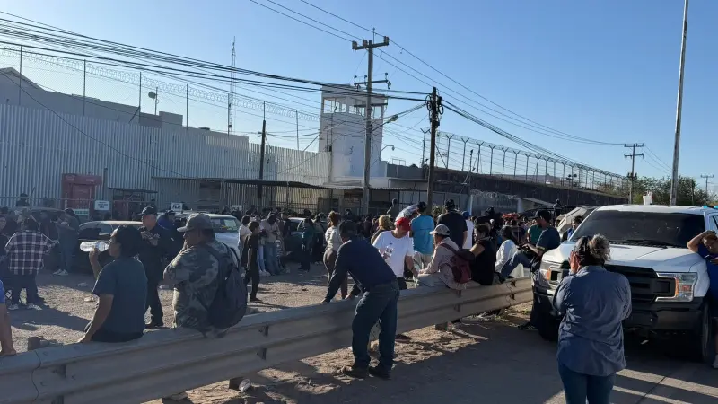 Familiares de internos bloquean carretera tras riña en Cereso de Ciudad Obregón que dejó un muerto y heridos