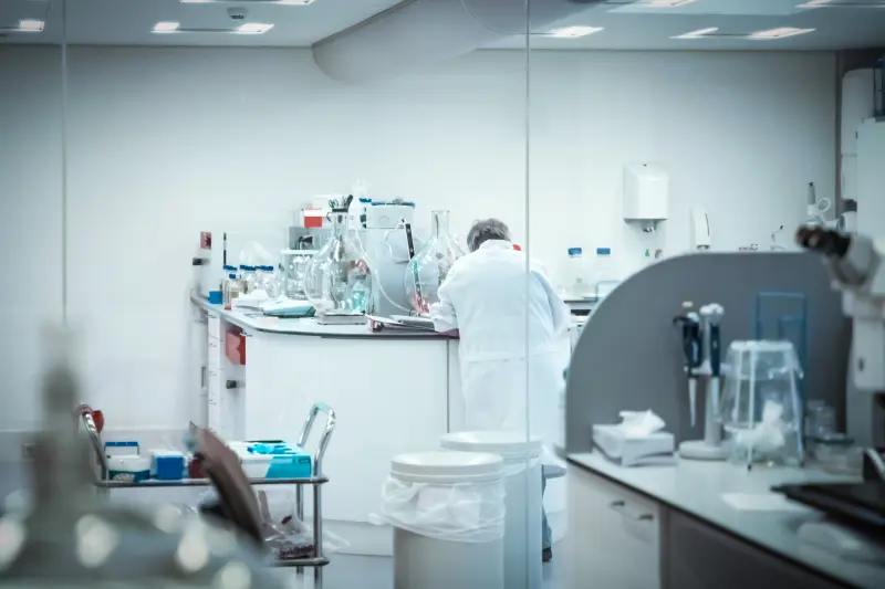 Laboratorios clínicos en México buscan certificación nacional para reducir errores en diagnósticos