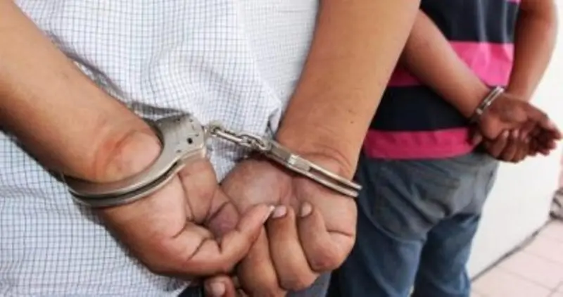 Detienen a dos por portar arma ilegal en El Rocío