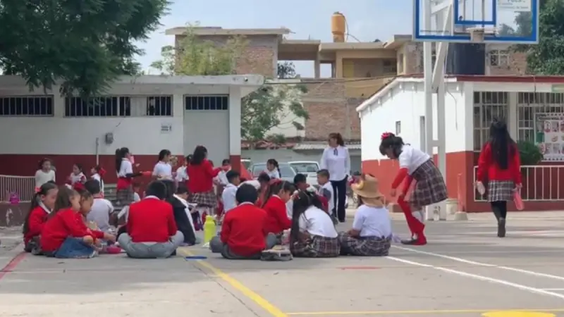 Cajitas de fomi y lockers: Así se regulan ya los celulares en las escuelas de Guanajuato