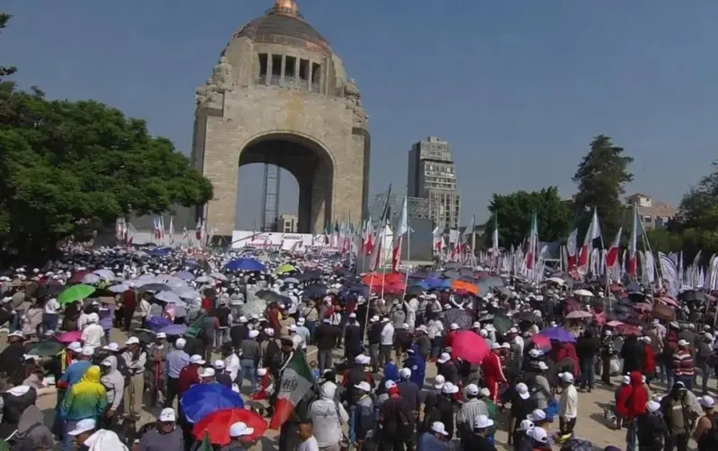 Arriban simpatizantes de CSP al Monumento a la Revolución