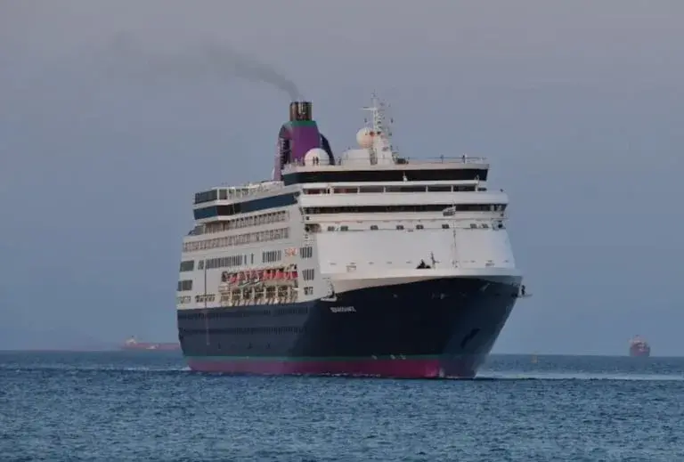 Aíslan crucero en Burdeos tras brote de gastroenteritis y muerte de un pasajero