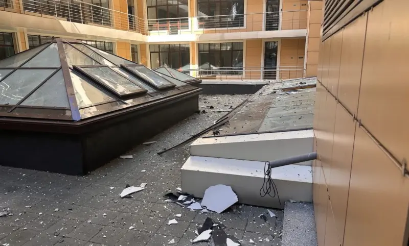 Escombros de ataques aéreos impactan oficina de la OMS en Ucrania