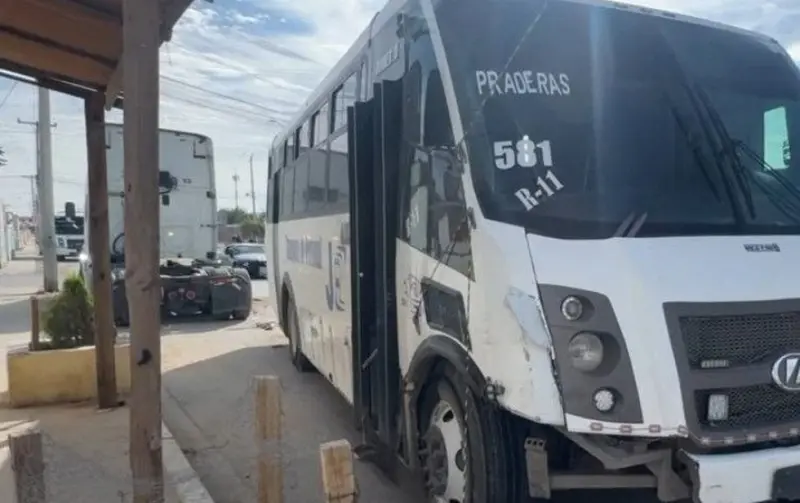 Chofer de rutera se queda dormido y choca contra tractocamión estacionado