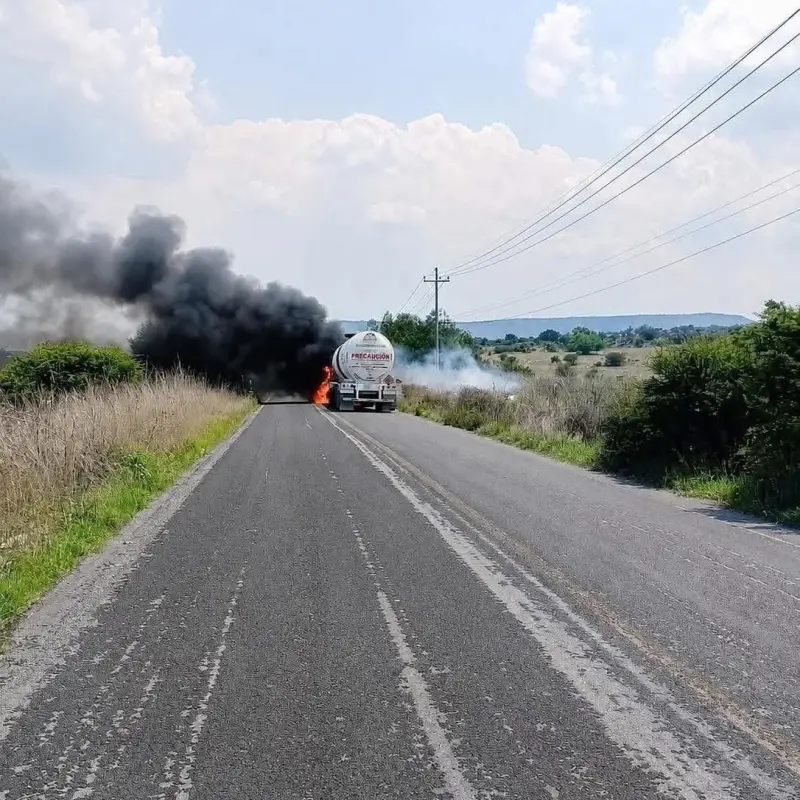 Arde pipa cargada con combustible y genera temor en Huehuetoca