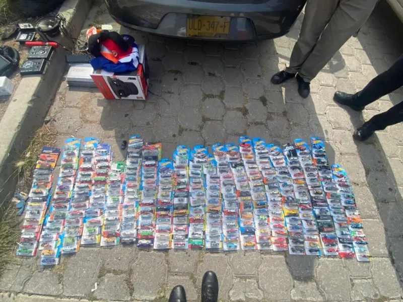 Detienen a hombre por intentar robar más de 200 carritos de “Hot Wheels” en San Juan del Río.