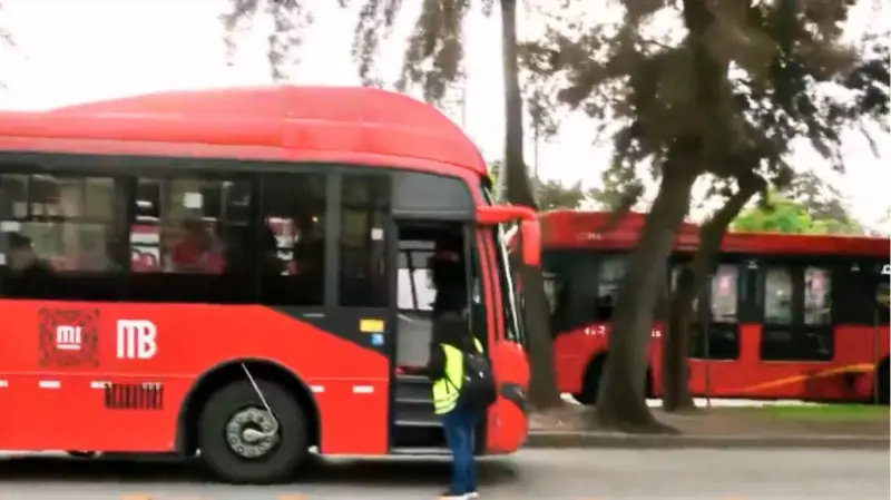 Muere trabajador tras quedar atrapado bajo unidad del Metrobús; ¿afectó el servicio?