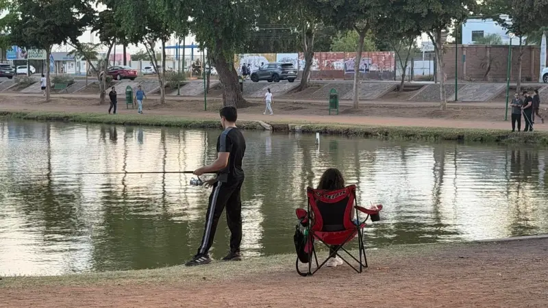 Se relajan con pesca deportiva en Laguna del Náinari
