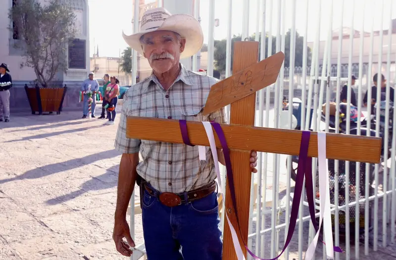 León honra a albañiles en el Día de la Santa Cruz