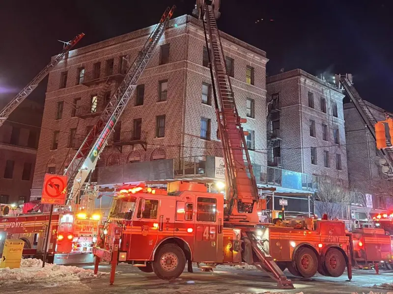 Arrasa incendio en Manhattan y deja saldo de 3 muertos y 14 heridos