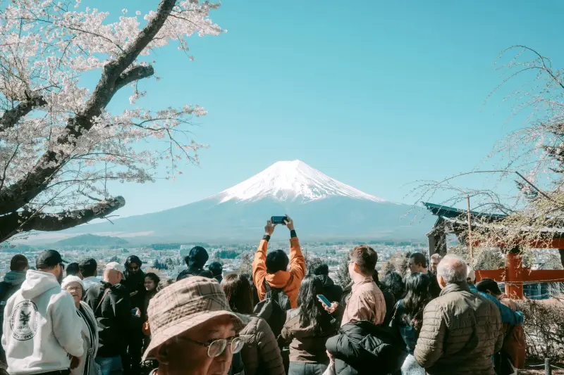 Caos turístico en el Monte Fuji: residentes se enfrentan a multitudes