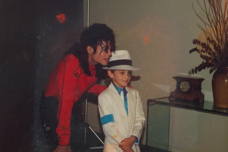 "Jeffrey Epstein también fue un gran filántropo". El director de 'Leaving Neverland' carga duramente contra 'Michael' y su representación del Rey del Pop.