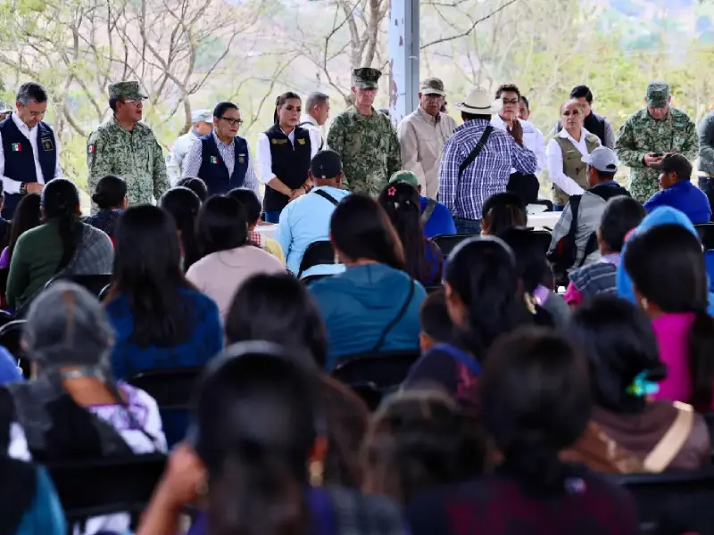 Rosa Icela Rodríguez y Gobernadora prometen seguridad a familias desplazadas en Chilapa, Guerrero