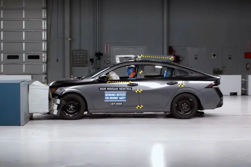 El nuevo Nissan Sentra 2026 destroza las pruebas de choque en EE. UU., pero la versión para México no incluye el mismo nivel de seguridad
