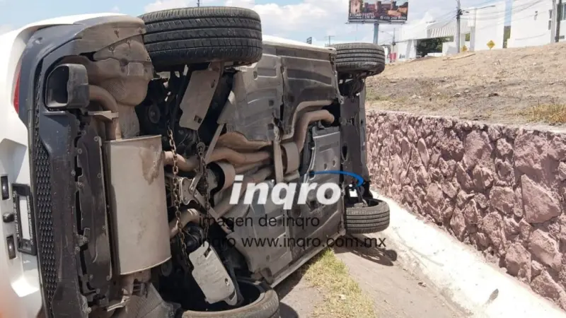 Doble volcadura en la capital queretana