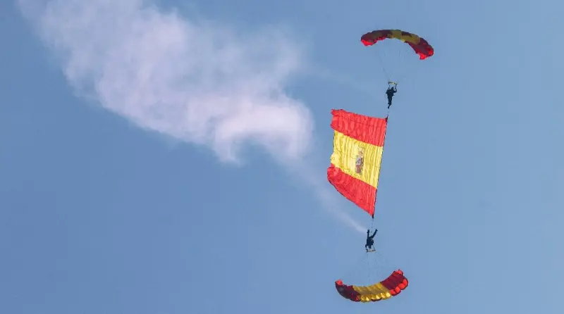 Se les chispoteó: Bandera de España cae durante festejo del Día de las Fuerzas Armadas
