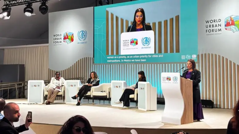 En el Foro Urbano Mundial, que se realiza en Azerbaiyán, Clara Brugada llama a una revolución urbana de los cuidados. "Las mujeres han sostenido el mundo sobre hombros invisibles", señala