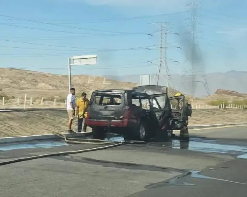 Incendio consume carro sobre la carretera a Tijuana