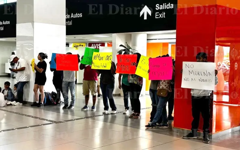 Video.- Protestan contra Morena en aeropuerto; Guardia Nacional los retira