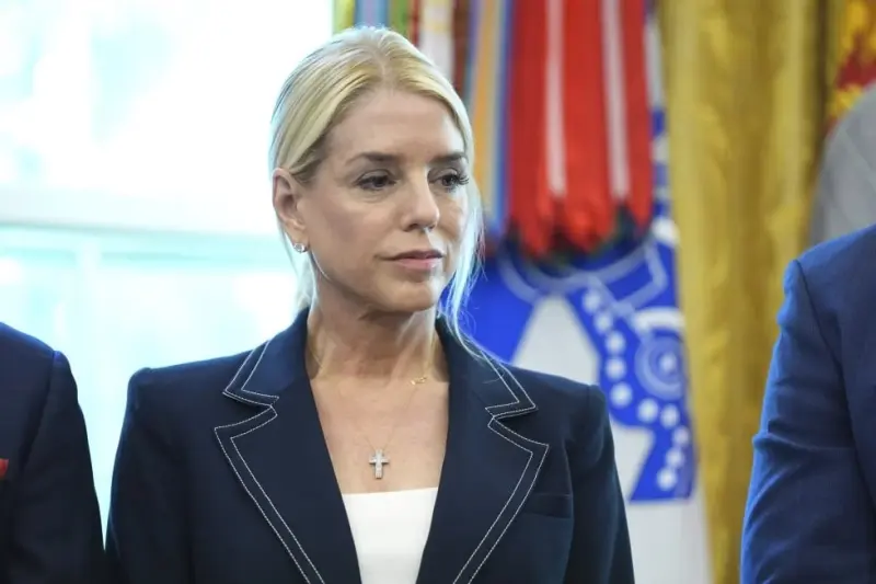 Pam Bondi declara ante el Congreso por archivos Epstein y admite errores en documentos publicados por el Departamento de Justicia