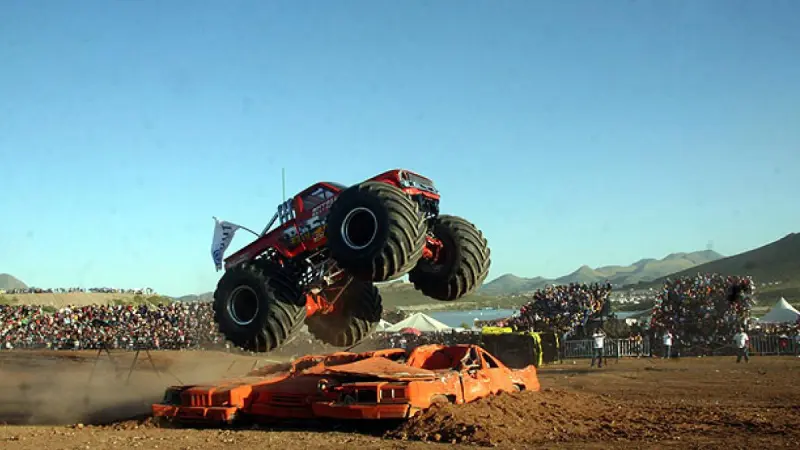 Dos muertos y 37 heridos deja accidente durante espectáculo monster truck en Colombia