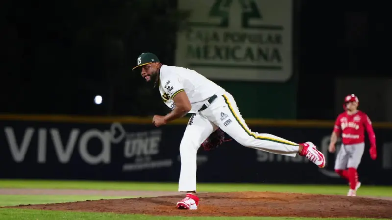 Cátedra de bateo escarlata en el inicio de la serie en ‘La Fortaleza’