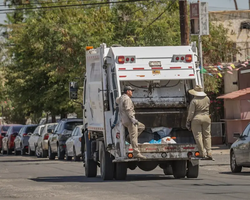 ‘Voluntarios’ operan camiones de basura sin sueldo ni seguro