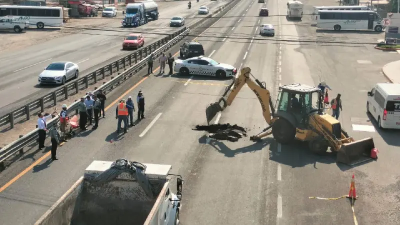 Socavón ocasiona cierre total en la carretera Irapuato-Silao en el sentido a León
