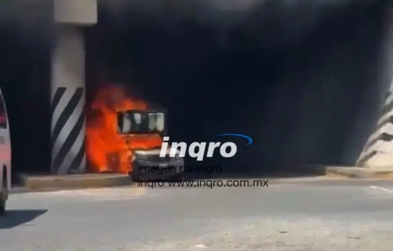 Arde camioneta de carga en el puente de la 57 y San Isidro Miranda