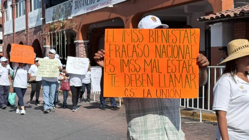Zihuatanejo: protestan empleados de salud en desfile del Día del Trabajo