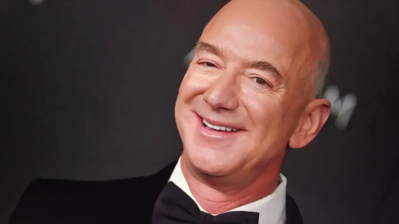 Bezos defiende propuesta para eliminar impuestos para la población con menos ingresos