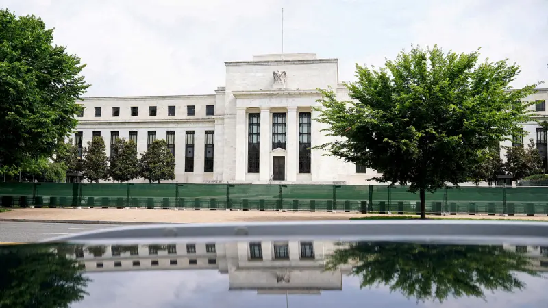 Minutas de la Fed muestran a más miembros a favor de subir tasas si la inflación se mantiene alta