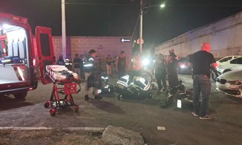 Motociclista sufre fractura expuesta tras chocar contra auto