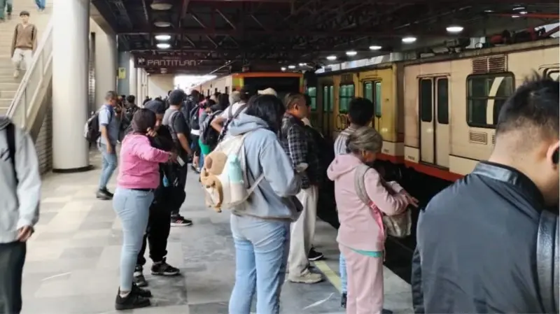 Caos matutino en el Metro CDMX: quejas por largas esperas en Líneas 2, 5, 7 y 9 pese a reporte oficial de servicio estable
