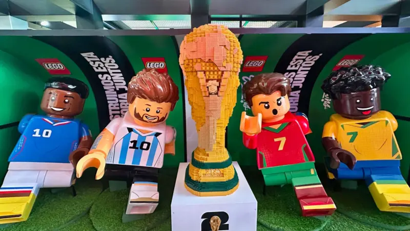 LEGO se sube al Mundial y convierte al Zócalo en su mayor escaparate en México