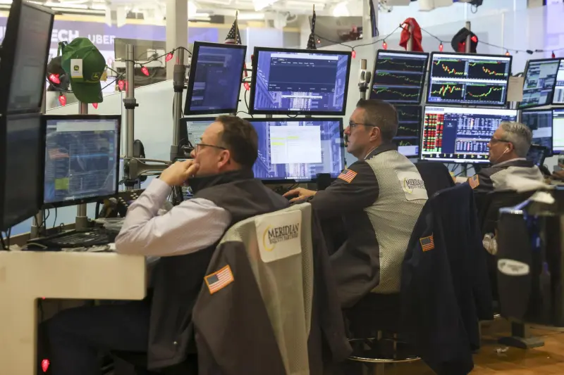 Wall Street cierra con números rojos y Dow Jones cae 1.21%; BMV retrocede 0.88%