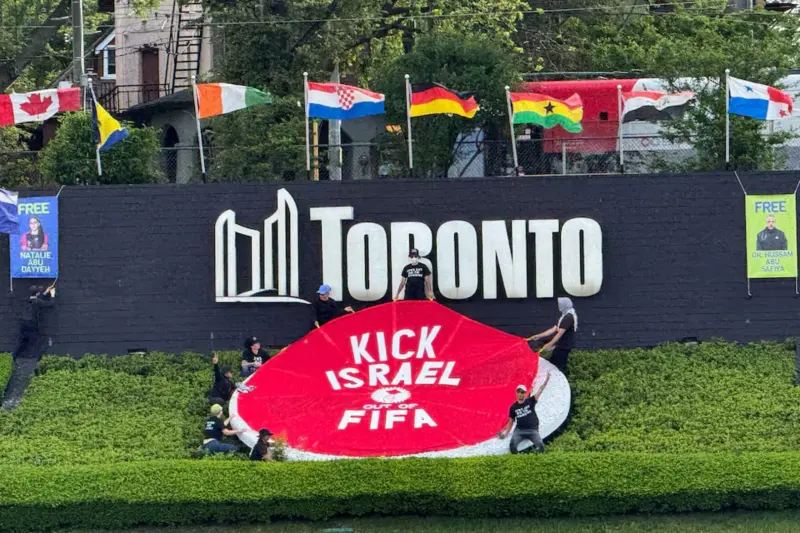 Manifestantes en Toronto acusan a la FIFA de ser cómplice de Israel y exigen su expulsión del futbol internacional