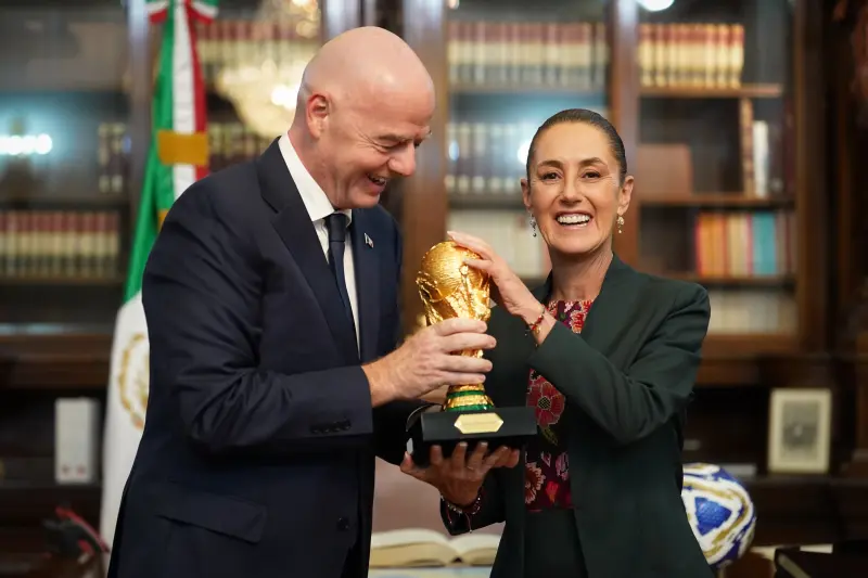 Sheinbaum llama a la FIFA a reflexionar sobre los costos de sus boletos, para la Copa Mundial