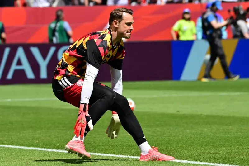 Manuel Neuer: entre la gloria eterna y una marca que persigue al gigante alemán