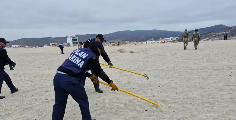 Personal naval retira más de 67 kilos de basura en Playa Hermosa