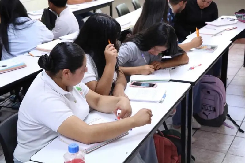 UT San Juan recibe a 101 estudiantes de CECyTEQ para estancias STEM
