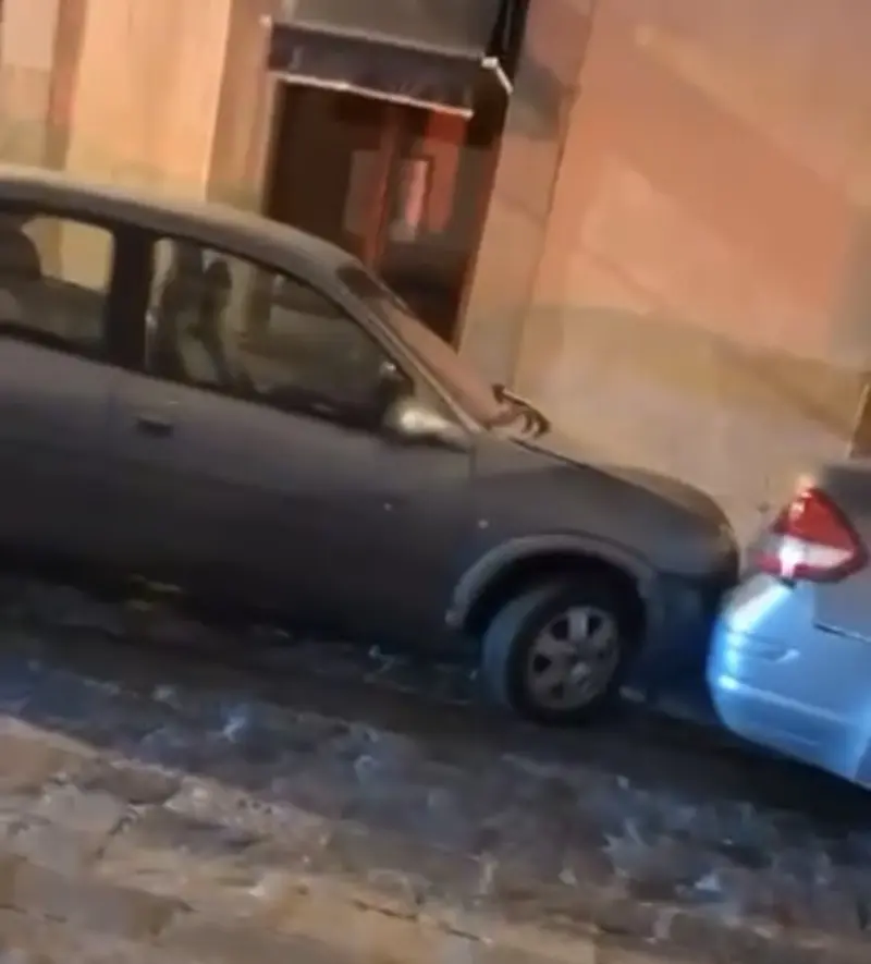 Noche mundialista acaba en carambola: conductora impacta varios vehículos estacionados en Querétaro